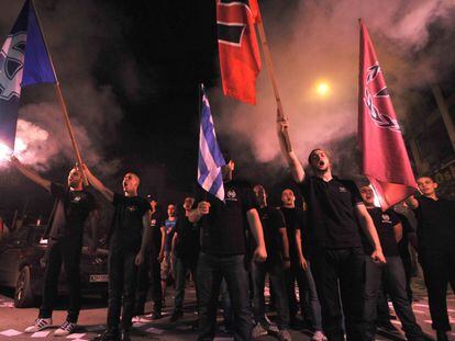 Simpatizantes de Aurora Dorada celebrando el resultado de las elecciones en las que lograron representación en el Parlamento griego.