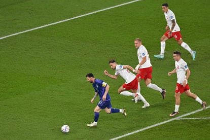 Lionel Messi perseguido por cuatro jugadores polacos durante el partido.