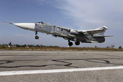 Un avi&oacute;n de caza ruso despega de la base de Latakia.