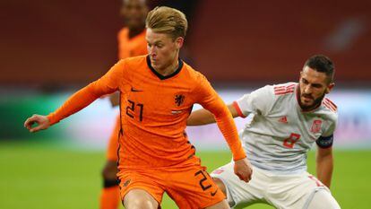 Koke trata de robar la pelota a Frenkie de Jong en el partido contra Holanda.