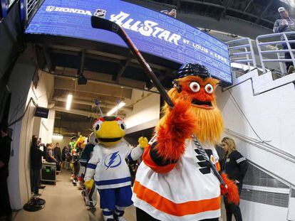 El monstruo anaranjado 'Gritty', mascota de los Flyers de Filadelfia, en un encuentro el pasado día 25.