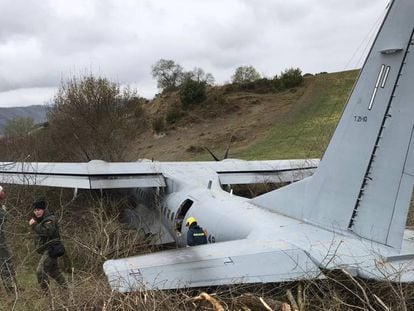 Estado en que quedó el avión del Ejército del Aire tras salirse de la pista en Jaca.