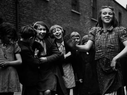 Fotografía de Bill Brandt titulada: Joven del East End bailando, marzo de 1939.