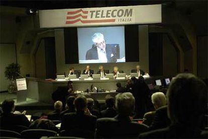 Marco Tronchetti se dirige a los accionistas de Telecom Italia en la junta del pasado abril.
