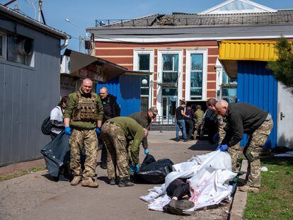 Soldados ucranios retiran cadáveres de víctimas del ataque a la estación de tren de Kramatorsk, el viernes.