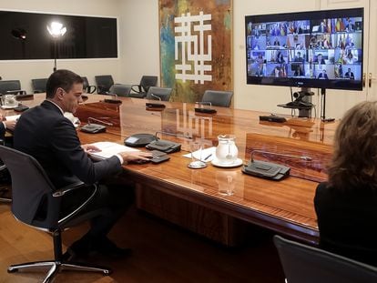 El presidente del Gobierno, Pedro Sánchez, acompañado de varios de sus ministros, durante la videoconferencia con los presidentes autonómicos el domingo.