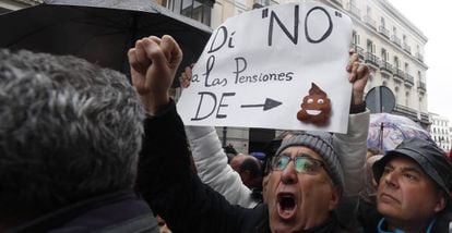 Un grupo de jubilados manifestándose por la subida de las pensiones.