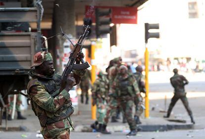 Los soldados abren fuego para dispersar a las multitudes del opositor Movimiento por los partidarios del Cambio Democrático, fuera de la sede del partido gobernante, en Harare.