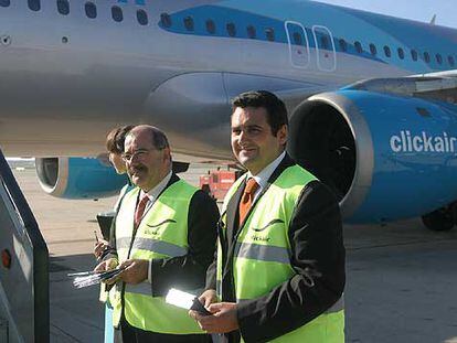 El director general de Clickair, Alex Cruz, a la derecha, ante un avión de la compañía.