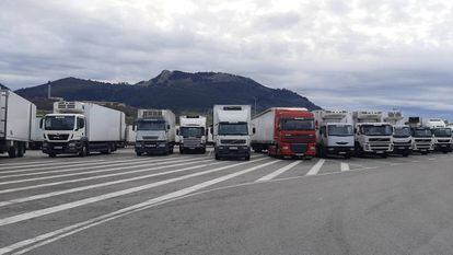 Camiones aparcados en Orejo, en el polígono de Cudeyo, en el centro logístico de supermercados Lupa (Cantabria)
 