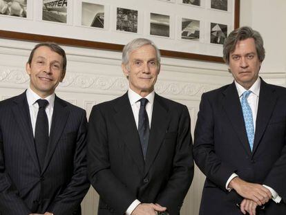 De izquierda a derecha, el director de Banca de Inversión, Mark Giacopazzi, el consejero delegado, Enrique Pérez-Plá y el director de inversiones, Beltrán de la Lastra.