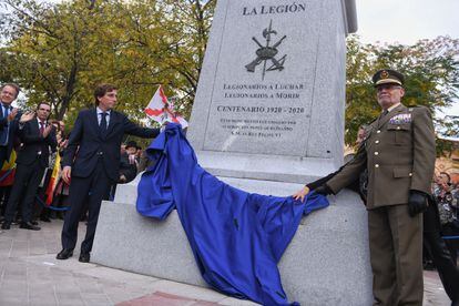 El alcalde de Madrid, José Luis Martínez-Almeida (izquierda), junto al general de división Enrique Millán (derecha), participan en la inauguración de la Estatua al Legionario, este martes en Madrid.