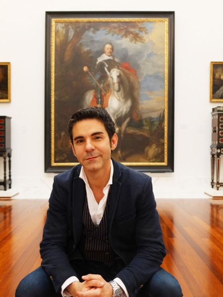 Pablo González Tornel, director del Museo de Bellas Artes de Valencia, con el preciado retrato de Van Dick, que se exhibirá junto al legado de Gernstenmaier.