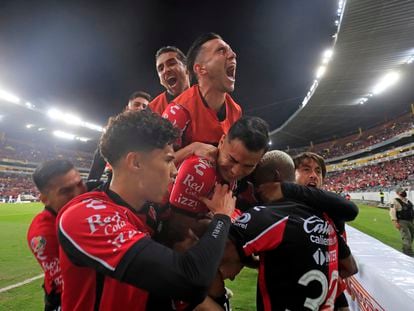 Los futbolistas del Atlas celebran un gol de Julio Furch, durante la liguilla de la Liga MX.