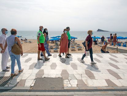 Un grupo de turistas de la Asociación cultural de mayores de Fuenlabrada, de viaje este lunes en Benidorm.