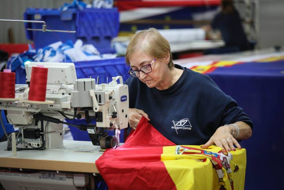 Una costurera en la fábrica de banderas Bansodi S.L., en Colmenar Viejo (Madrid)