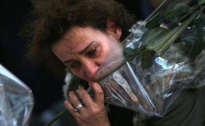 Una mujer deja flores en La Belle Equipe, uno de los restaurantes atacados.