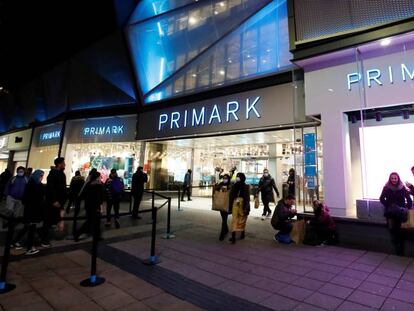 Clientes esperan a las afueras de un Primark en Birmingham (Reino Unido), este 4 de noviembre. 