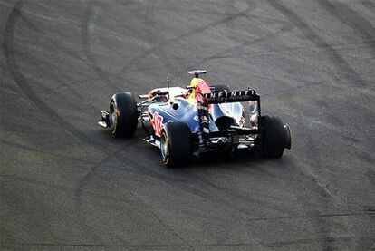 Vettel, con la rueda pinchada en la primera vuelta de Abu Dabi.