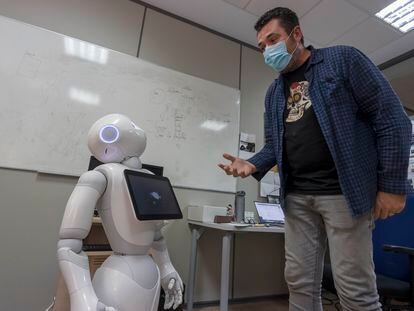 Un profesor con el robot Pepper en la Universidad de Alicante, el pasado 12 de mayo.