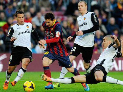 Messi, frente a Bernat, Mathieu y Romeu.