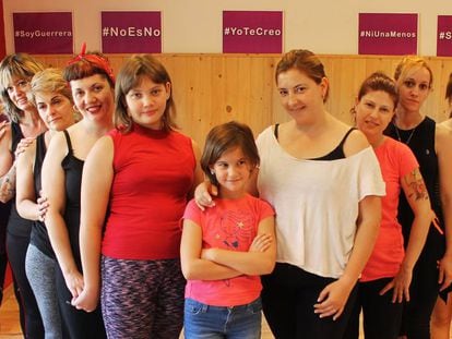 Un grupo de mujeres en una clase de defensa personal en Rivas (Madrid).