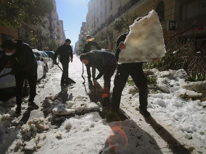 Vecinos retiran con palas el hielo de la calzada en el barrio de retiro. En vídeo, las patrullas ciudadanas que se han encargado de retirar el hielo y la nieve de los barrios madrileños tras la nevada provocada por Filomena. 