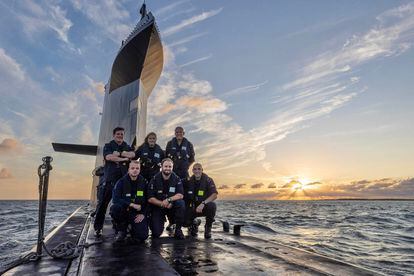 La princesa de Orange a bordo del submarino Zr. Ms. Zeeleeuw, junto a miembros de la Armada Real de los Países Bajos. La princesa dirigió el submarino bajo supervisión y lo hizo subir a la superficie. La foto fue tomada en Den Helder en agosto de 2022.