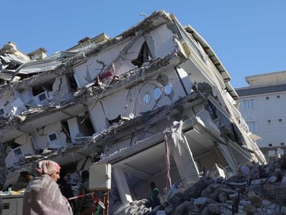 Una mujer junto a los restos de un edificio destruido por el terremoto, este sábado 11 de febrero en Islahiye, en Gaziantep (Turquía).