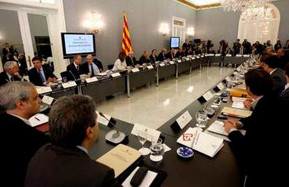 Vista general del inicio de la cumbre económica convocada hoy por el presidente de la Generalitat, Artur Mas, en el Palau de Pedralbes.