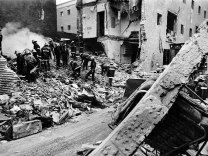 Labores de desecombro en busca de víctimas en la casa cuartel de la Guardia Civil de Zaragoza, en 1987. En vídeo, reacciones a la detención de Josu Ternera.