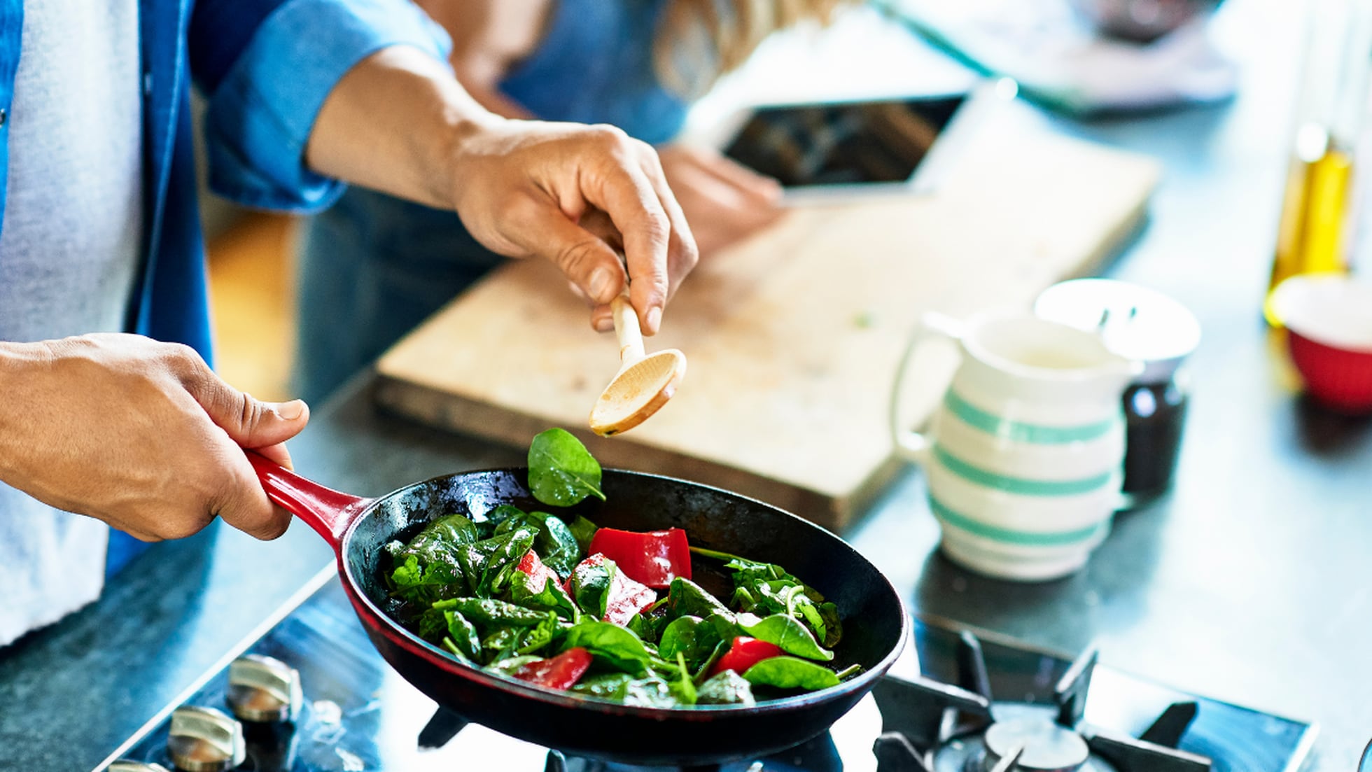 Alimentos que nunca deberías cocinar en la sartén de teflón: evita los  daños – Enséñame de Ciencia