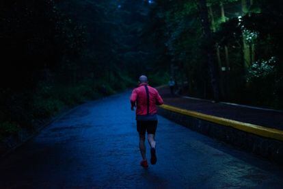 Fabrizio Motta corriendo en el bosque de Tlalpan.