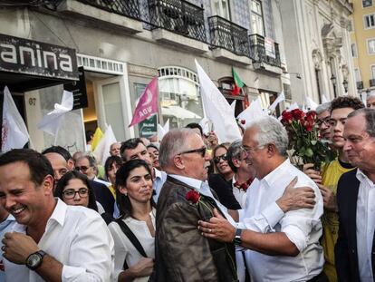 António Costa (derecha), este viernes, durante el acto final de la campaña electoral. En vídeo, el incidente de Costa con el jubilado.