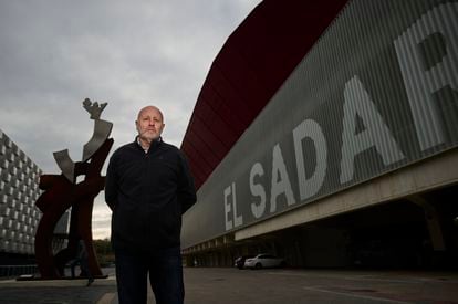El exfutbolista y escultor Carlos Purroy posa delante de su estatua Sentimiento en los aledaños del estadio El Sadar en Pamplona (Navarra).