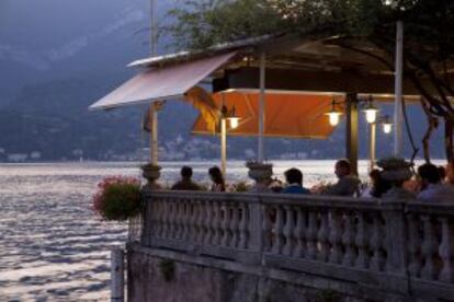 Restaurante sobre el lago de Como en Bellagio.