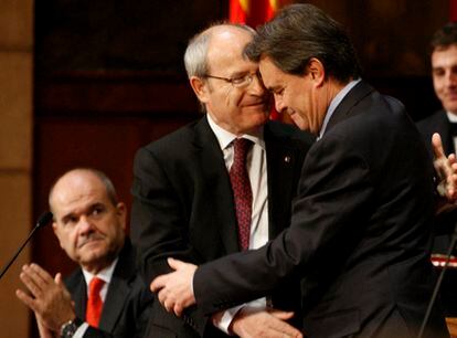El abrazo entre el nuevo presidente de la Generalitat Artur Mas y el presidente saliente José Montilla.
