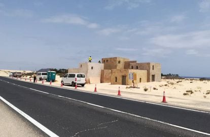 Obras para montar el set de 'Wonder Woman 1984', este miércoles al lado de la carretera de las Dunas.