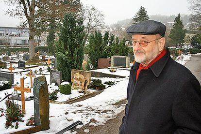 Niklas, ahora, con 71 años, tras una charla con estudiantes en Nagold, en cuyo cementerio hay 40 tumbas de esclavos del nazismo.