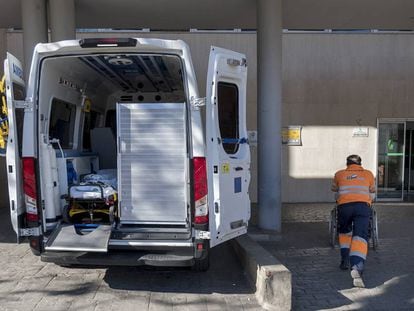 Una ambulancia de Tenorio con las bombonas de oxígeno sin etiquetar, en el hospital San Pedro de Alcántara de Cáceres.