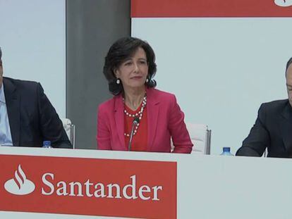 Ana Botín, en el centro, con el consejero delegado y el responsable en España del Banco Santander, durante la rueda de prensa.