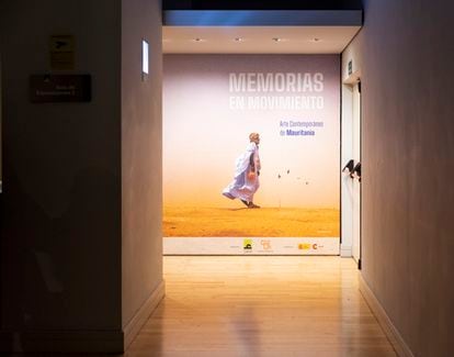 Cartel promocional de la exposición 'Memorias en movimiento. Arte contemporáneo de Mauritania', en Casa Árabe, en Madrid.