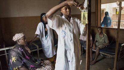 Una mujer recibe atención médica por parte de una enfermera en Bamako (Malí).