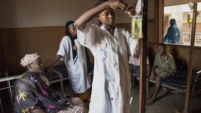 Una mujer recibe atenci&oacute;n m&eacute;dica por parte de una enfermera en Bamako (Mal&iacute;).