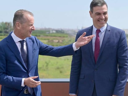 Imagen del día de la presentación del proyecto de la planta de baterías en Sagunto. A la izquierda, el por entonces CEO del grupo VW, Herbert Diess; y Pedro Sánchez, presidente de Gobierno.