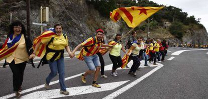Participantes en el tramo de El Pert&uacute;s de la Via Catalana, cerca de la frontera con Francia.