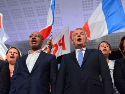 Líderes de los socialistas franceses, incluidos el primer secretario del partido, Harlem Desir (segundo a la izquierda) y el primer ministro Jean-Marc Ayrault (segundo a la derecha) en la universidad de verano de La Rochelle
