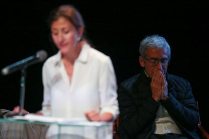 Francisco de Roux, president of the Truth Commission, listens to the intervention of Ingrid Betancourt, who remained kidnapped by the FARC for more than six years.