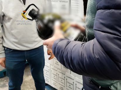 Una de las botellas con etiquetado y aceite de oliva fraudulento decomisadas en una operación de la Guardia Civil en Sevilla contra la comercialización irregular de este producto.