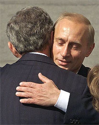 Bush y Putin se abrazan durante una cumbre entre EE UU y Rusia. PRIMER PLANO - ESCENA